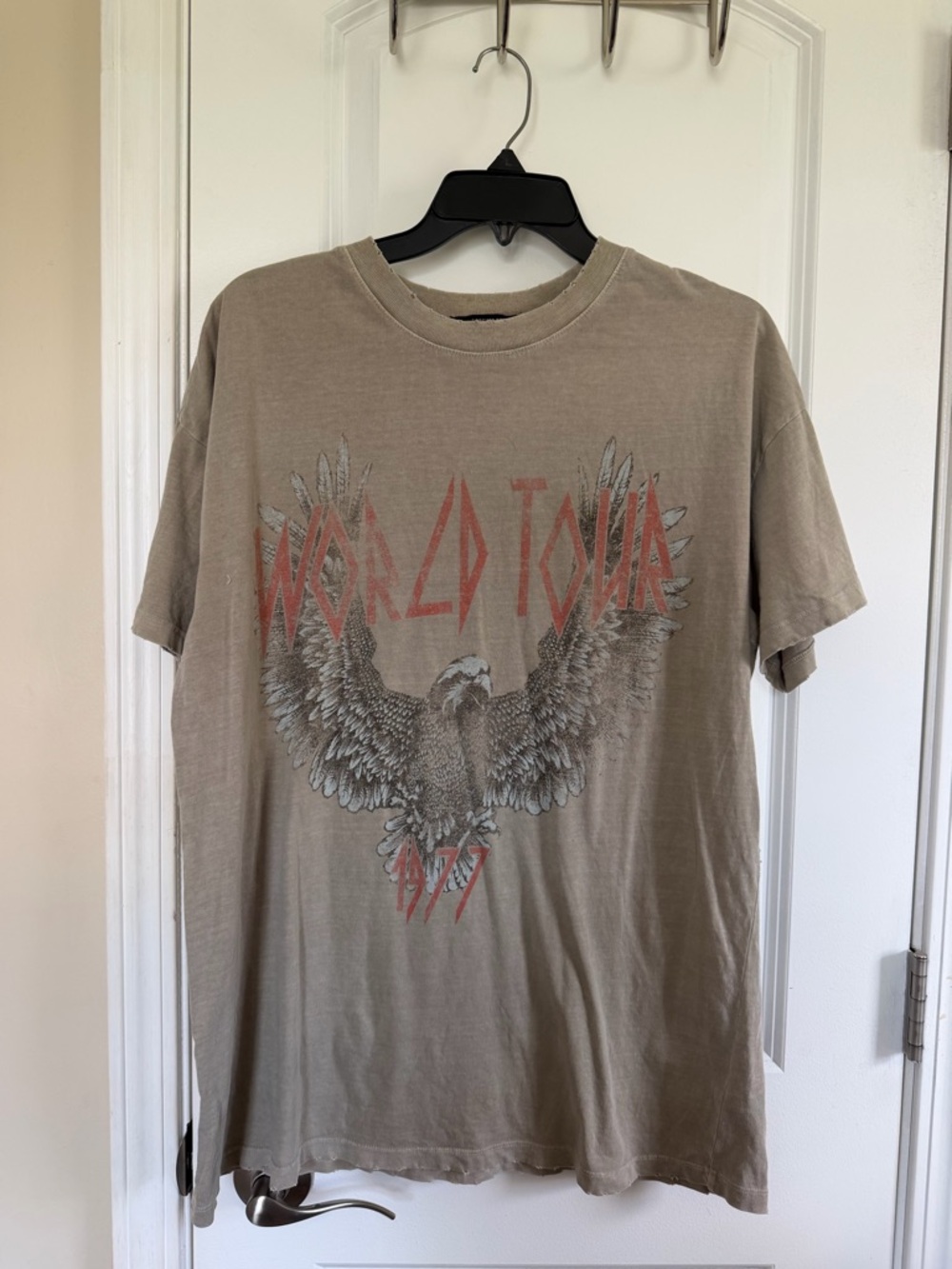 Forever 21 Men's Beige Graphic 'World Tour' Eagle Tee